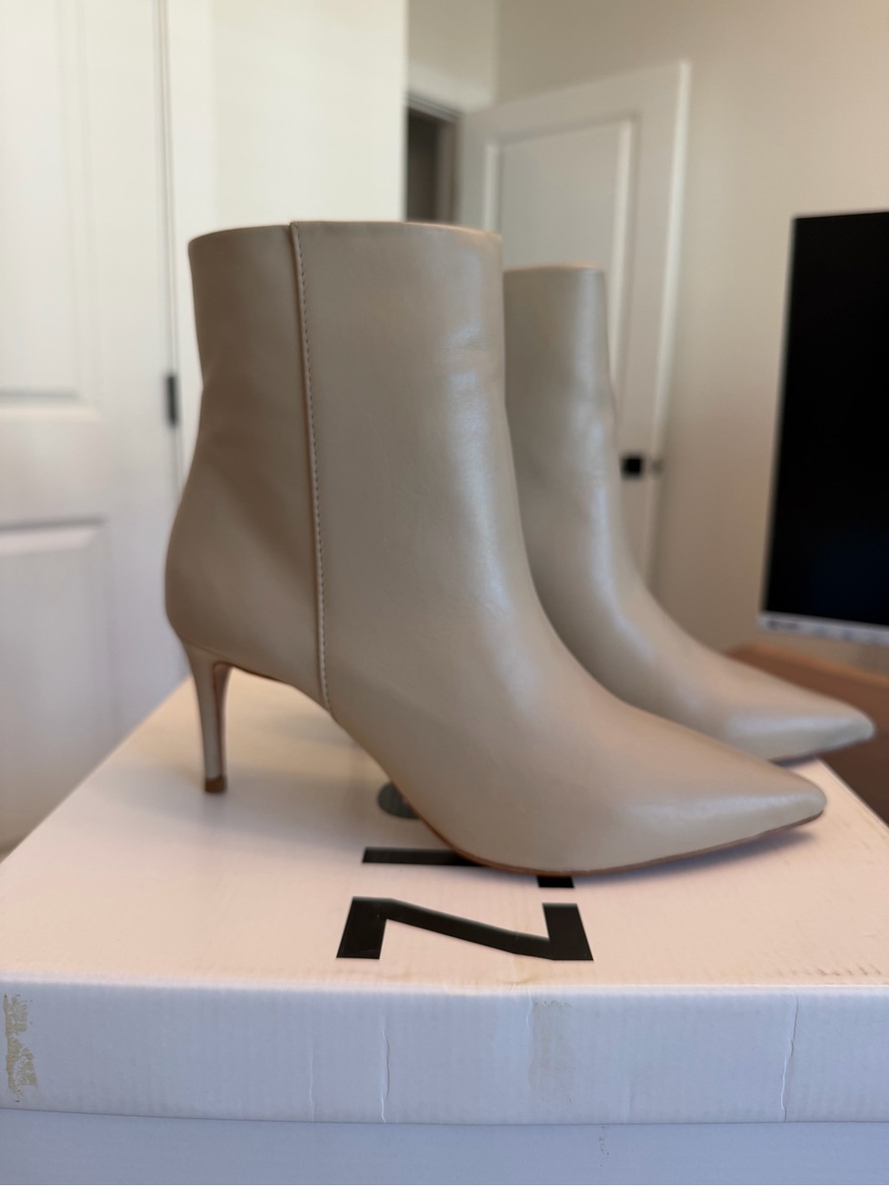 NEW in box. SCHUTZ Mikki Mid Oyster Leather Pointed Toe Ankle Boots 6.5